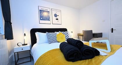 Luxury 2 Bed Maisonette with Parking Near Tube