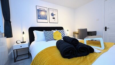 Luxury 2 Bed Maisonette with Parking Near Tube