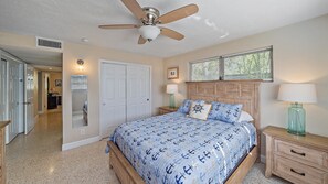 3 bedrooms, desk, iron/ironing board, travel cot - Charming 3BR Coastal Home Near Trails, Shops (Sarasota)