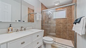 Douche, sèche-cheveux, serviettes fournies
