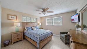 3 makuuhuonetta, työpöytä, silitysrauta/-lauta, ilmainen Wi-Fi