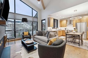 Smart TV, fireplace