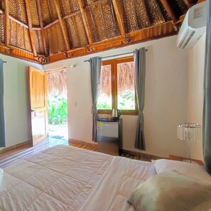 A room with a bed, a desk, and a window with curtains. - Colibri Parque Tayrona (Santa Marta)