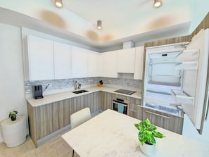 Deluxe Apartment, Balcony, City View | Private kitchen | Full-size fridge, microwave, oven, stovetop - Smart Brickell Condos Free Parking by Cielo Stays (Miami)