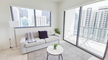 Apartament Deluxe, balcó, vistes a la ciutat | Sala d'estar | Televisor intel·ligent de 41 polzades amb canals per cable