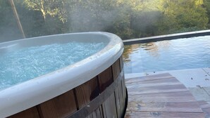 A hot tub with a wooden exterior, adjacent to a pool, surrounded by trees. - La Canopée des Arbres Juliette! Relax and enjoy yourself at the edge of the forest! (Ellezelles)