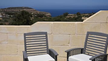 Superior tweepersoonskamer, uitzicht op zee | Italiaanse Frette-lakens, luxe beddengoed, donzen dekbedden, een bureau