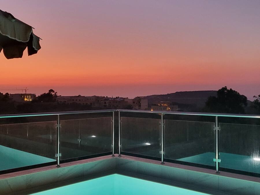 Una piscina al aire libre de temporada, sombrillas