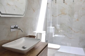 Superior Double Room, Sea View | Bathroom | Shower, hair dryer, towels, soap - San Pawl bnb Farmhouse Calypso (Xaghra)