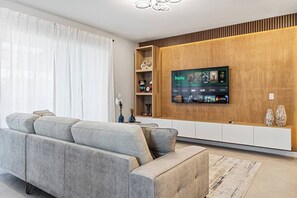 TV - Brand New, Stylish Home 5B/4, 5B, Heated Pool & BBQ (Clermont)