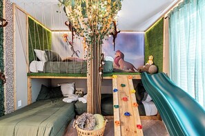 5 habitaciones, tabla de planchar con plancha y cuna de viaje