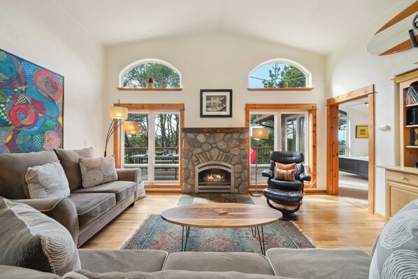 Smart TV, caminetto, lettore DVD, tavolo da ping pong