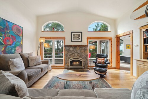 Beach Pine MCA#1575- Hot tub, Dog friendly, ping pong, fenced yard
