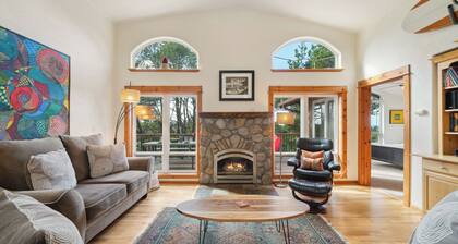Beach Pine MCA#1575- Hot tub, Dog friendly, ping pong, fenced yard
