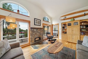 Smart TV, fireplace, DVD player, ping pong - Beach Pine MCA#1575- Hot tub, Dog friendly, ping pong, fenced yard (Manzanita)