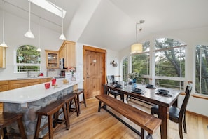 Dining - Beach Pine MCA#1575- Hot tub, Dog friendly, ping pong, fenced yard (Manzanita)