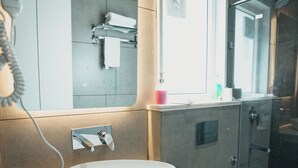 تجهيزات دش، مجففات شعر، خف للقدمين، مناشف
