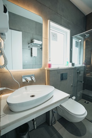 Shower, hair dryer, towels, soap - OPUS (New Delhi)