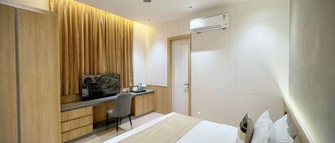 Deluxe Double Room, 1 Double Bed, Non Smoking, City View | In-room safe, desk, laptop workspace, blackout curtains