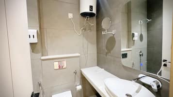 Phòng đôi Deluxe, 1 giường đôi, không hút thuốc, quang cảnh thành phố | Phòng tắm | Buồng tắm vòi sen, máy sấy tóc, khăn tắm, xà phòng
