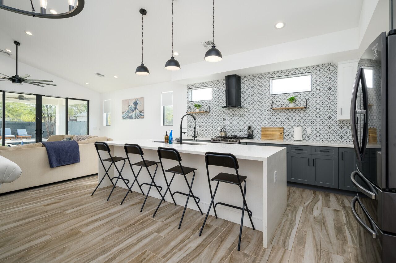 Kjøleskap, mikrobølgeovn, ovn og kokeplater