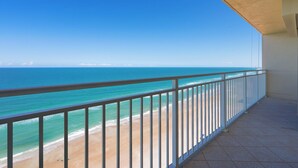 Un balcón con vista a la playa y al océano.