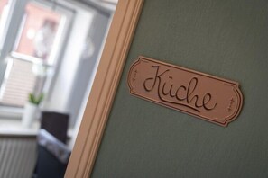 Une plaque avec le nom « Kiiche » est fixée au mur.