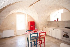 Fridge, oven, stovetop, coffee/tea maker