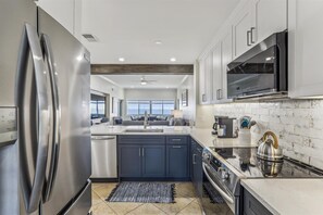 Een koelkast, een magnetron, een oven, een vaatwasser