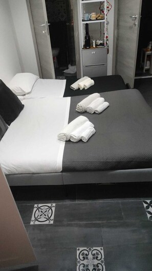 1 bedroom, iron/ironing board, WiFi, bed sheets - Fra Mauro Home in the center of Catania  (Catania)