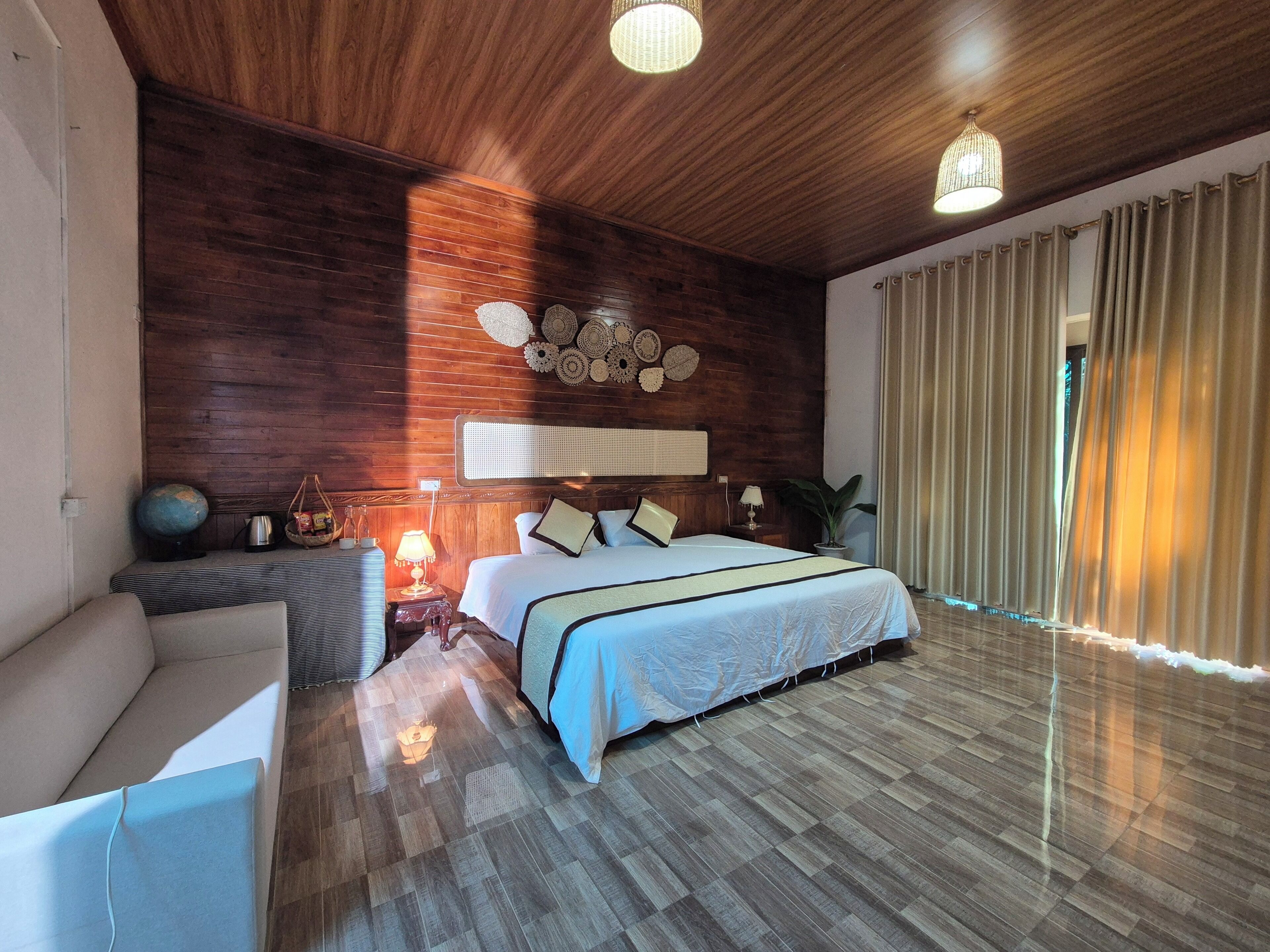 Habitación Deluxe doble, 1 cama de matrimonio grande, no fumadores, vistas al lago | Mobiliario individual, escritorio, espacio para trabajar con un portátil