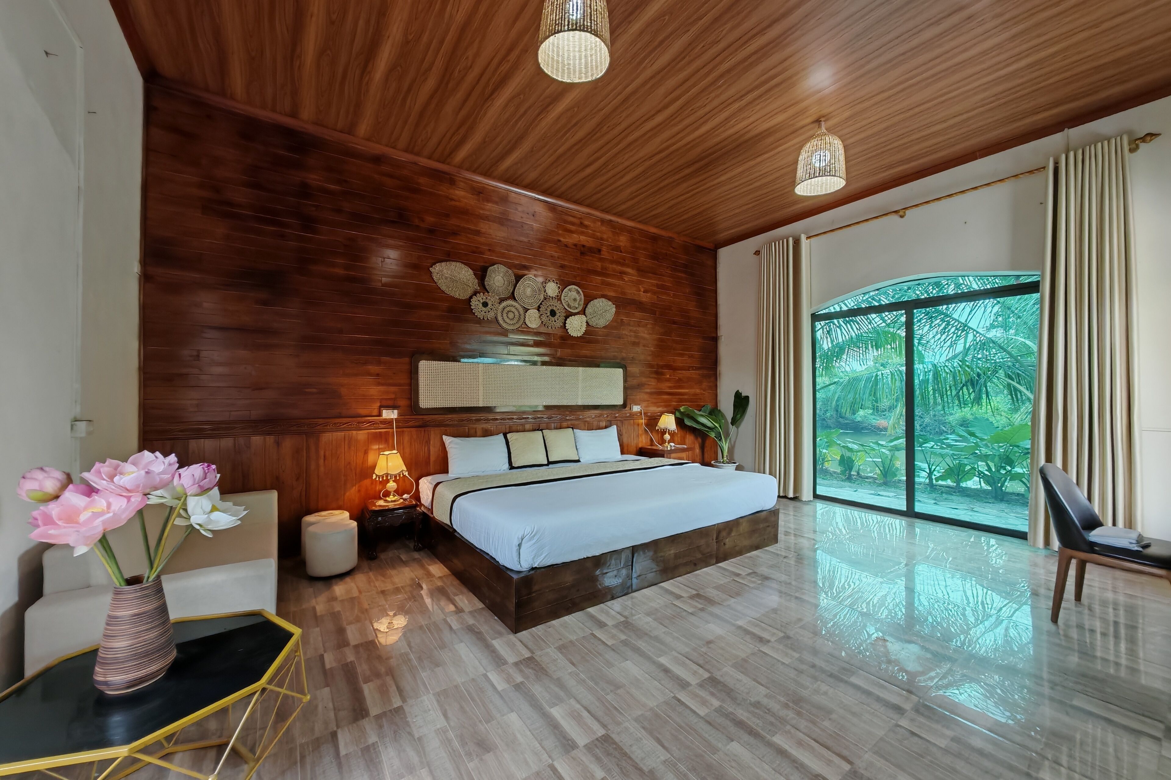 Deluxe Double Room, 1 King Bed, Non Smoking, Lake View | Individually furnished, desk, laptop workspace, soundproofing