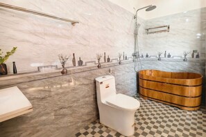 Gratis toalettartiklar, hårtork, tofflor och handdukar