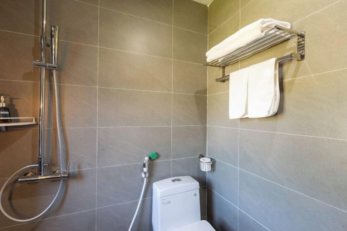 Shower, hydromassage showerhead, free toiletries, hair dryer