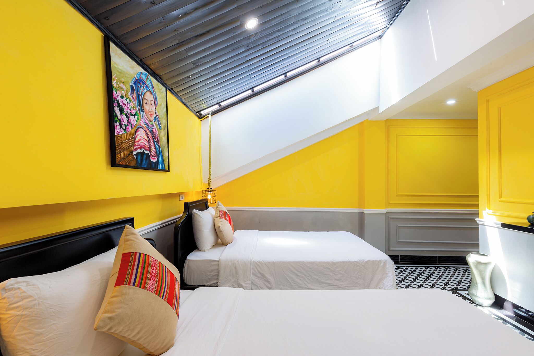 أسرّة بطبقة علوية مريحة وميني بار ومكتب ومساحة عمل للكمبيوتر المحمول