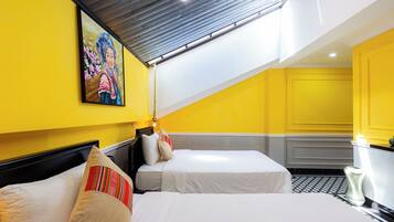 Habitación Deluxe con 2 camas individuales | Colchones con acolchado adicional, minibar, escritorio