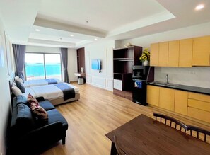 Studio, ban công, quang cảnh biển | Màn/rèm cản sáng, phòng cách âm, truy cập Internet không dây miễn phí 