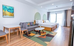 Studio, ban công, quang cảnh biển | Màn/rèm cản sáng, phòng cách âm, truy cập Internet không dây miễn phí 