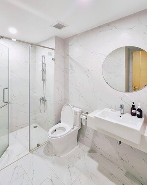 Studio, Balcony, Ocean View | Bathroom