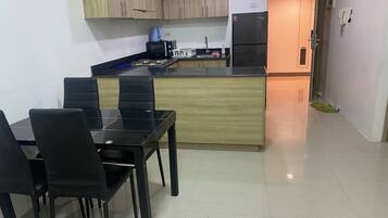 Een koelkast, een magnetron, een kookplaat, een waterkoker