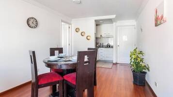 Comfort Suite, City View | Dining room