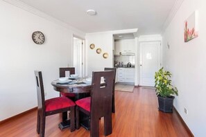 Comfort Suite, City View | Dining room