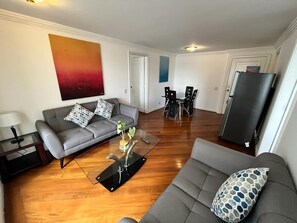 Leilighet – business, byutsikt | Oppholdsområde | TV