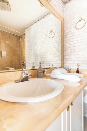 Comfort Suite, City View | Bathroom