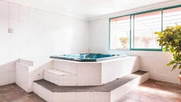 Jetted bathtub