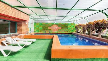Hồ bơi trong nhà, mở cửa từ 9:00 đến 20:00, ghế dài tắm nắng