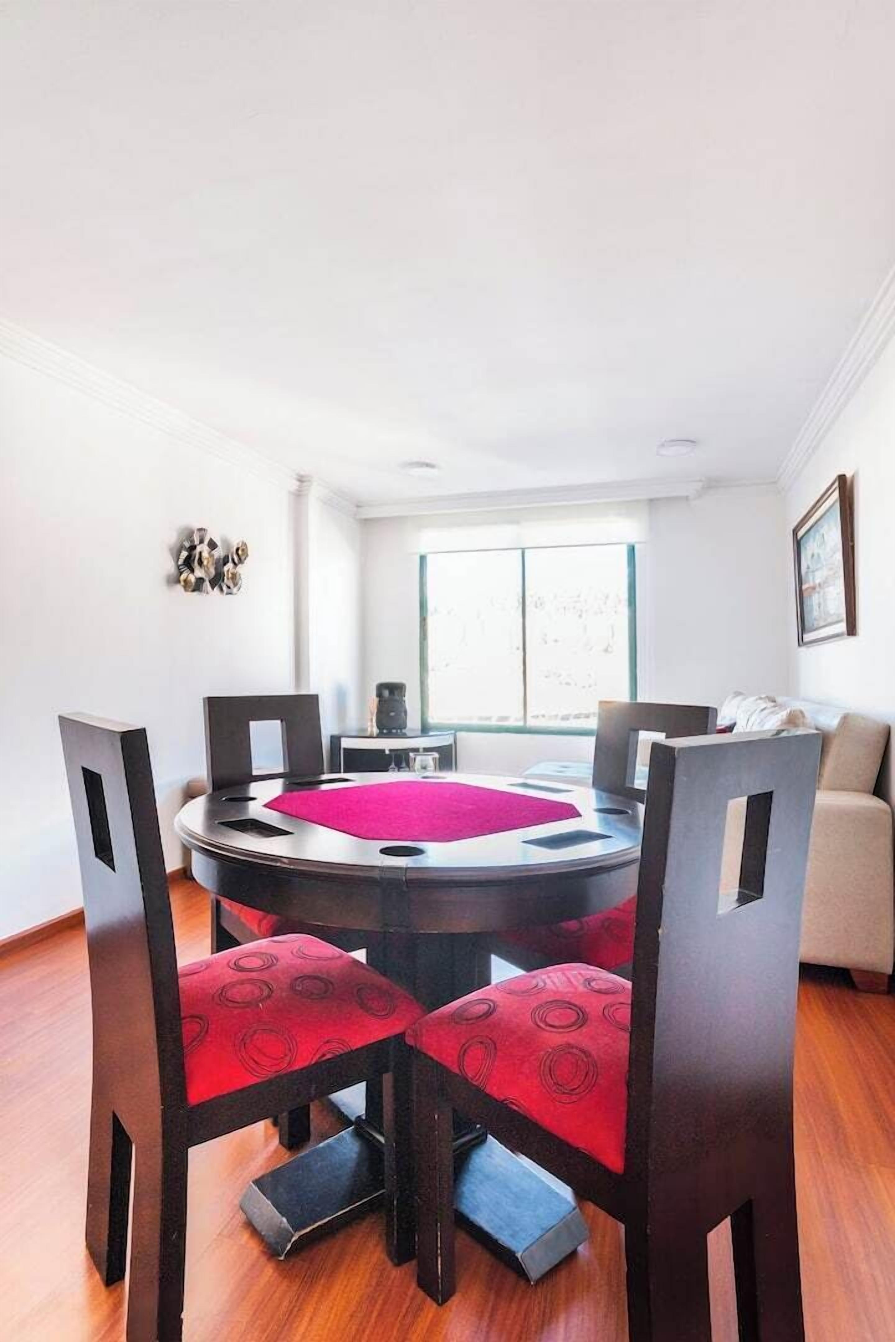 Comfort Suite, City View | Dining room