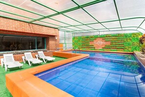 Indoor pool, open 9:00 AM to 8:00 PM, sun loungers - Fontana Suites (Quito)