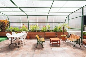 Piscine intérieure, accès possible de 9 h à 20 h, chaises longues