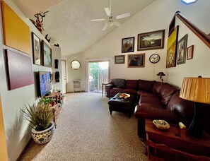 TV, computer monitors, printers - Practical Zen: 4-bedroom 5-bed 2-bath close to everything, flexible, cookies. (Lawrence)